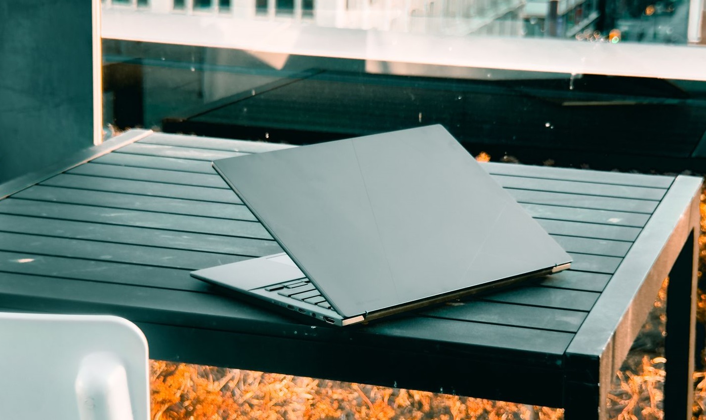 ASUS Zenbook 14 OLED (UX3405) review - un laptop Windows ultra-portabil