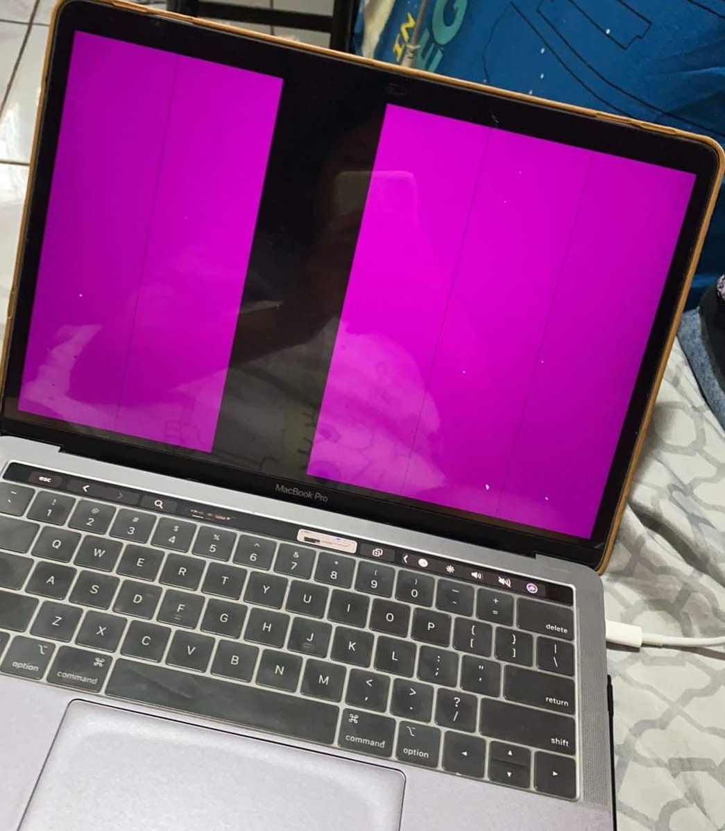 Ecran roz pe MacBook? Te învăţăm cum să scapi de PinkScreen