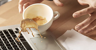 Cafeaua si ceaiul dauneaza grav ... tastaturii laptopului!