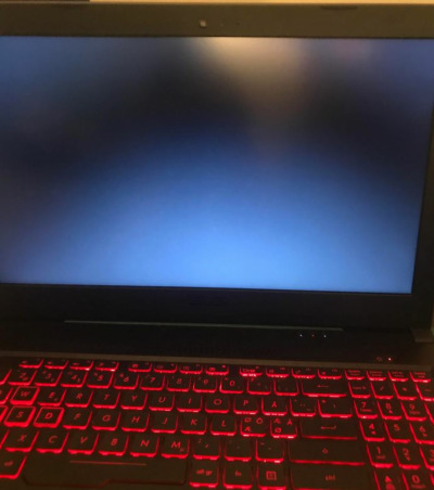 Laptopul nu porneste sau afiseaza un ecran negru