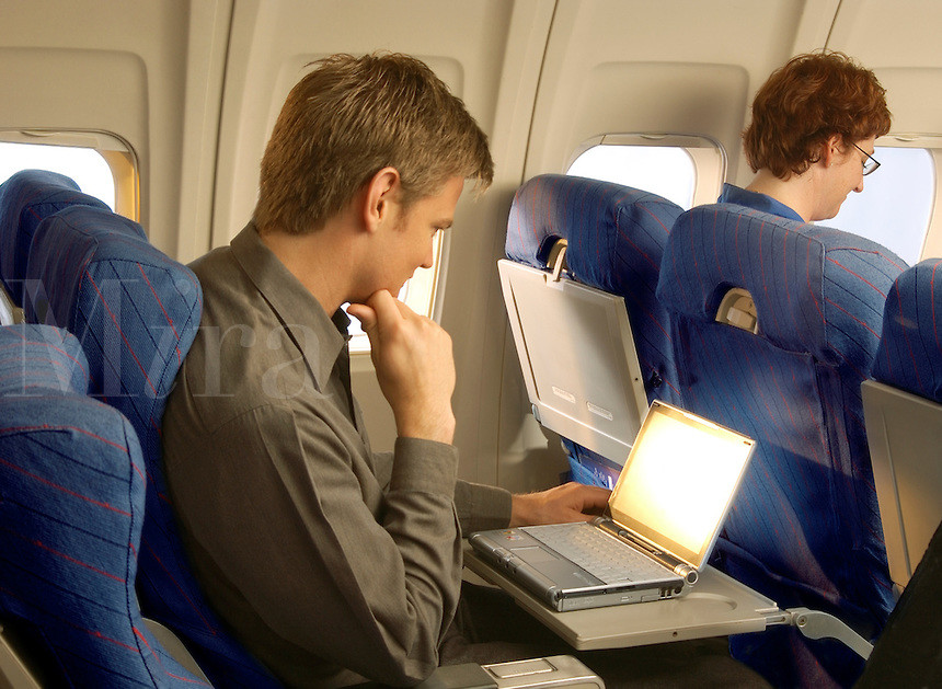 Pot sa folosesc laptopul in avion sau mai bine il las acasa?