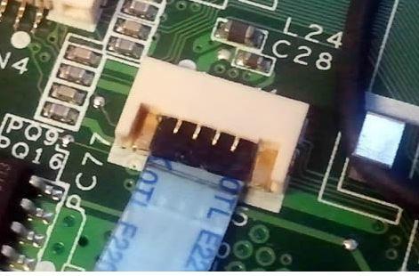 Cum reparari un conector rupt de la touchpad ?