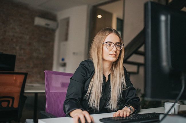 Ochelarii de protectie pentru calculator functioneaza sau nu? Stiai ca poti seta ecranul sa te protejeze?