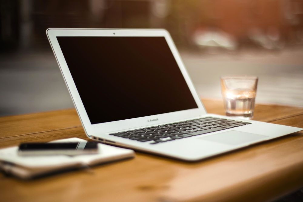 Cum utilizam corect laptopul pe timpul verii? Sfaturi de la specialisti