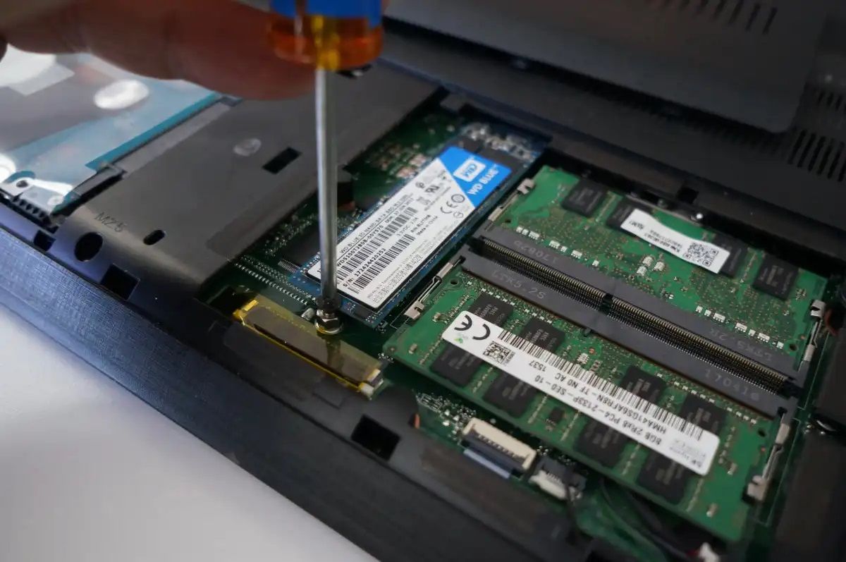 Onlaptop te invata - Ce piese de laptop merită (sau nu) să le faci upgrade? 