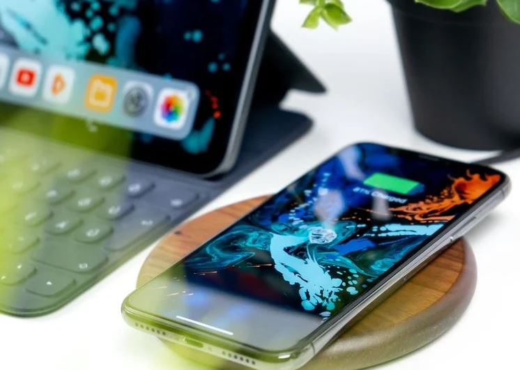 De ce nu este in regula sa iti incarci telefonul peste noapte