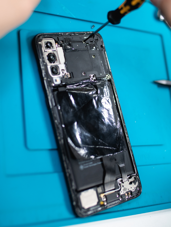 Reparatia unui telefon cu baterie umflata in service gsm